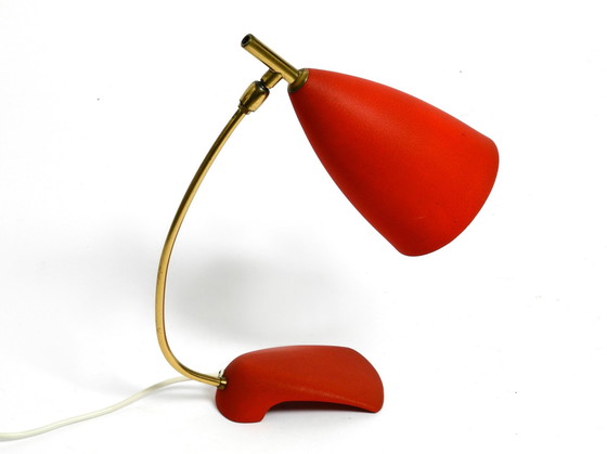 Image 1 of Rare lampe de table Cosack Mid Century avec finition rouge finement ridée et col en laiton