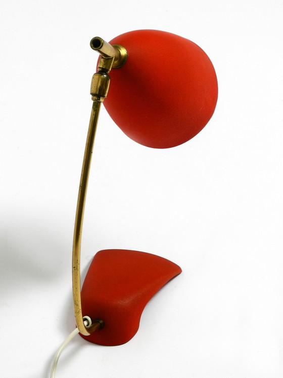 Image 1 of Rare lampe de table Cosack Mid Century avec finition rouge finement ridée et col en laiton