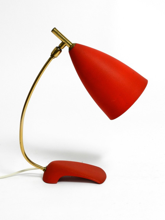 Image 1 of Rare lampe de table Cosack Mid Century avec finition rouge finement ridée et col en laiton