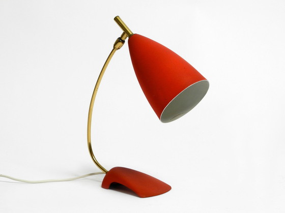 Image 1 of Rare lampe de table Cosack Mid Century avec finition rouge finement ridée et col en laiton