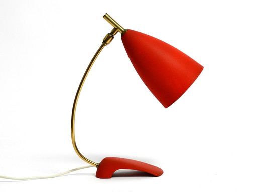 Rare lampe de table Cosack Mid Century avec finition rouge finement ridée et col en laiton