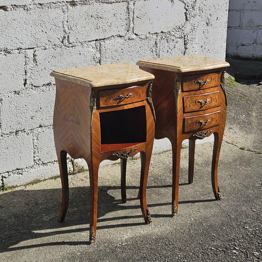 Paire de 2 tables de nuit en marqueterie - Ensemble de 2 tables de chevet en bois et marbre - Style Louis XV