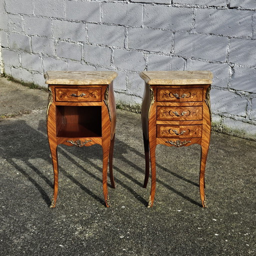 Paire de 2 tables de nuit en marqueterie - Ensemble de 2 tables de chevet en bois et marbre - Style Louis XV