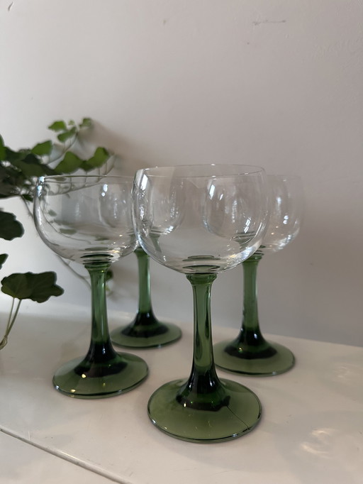 4 verres à vin 70s sur base verte