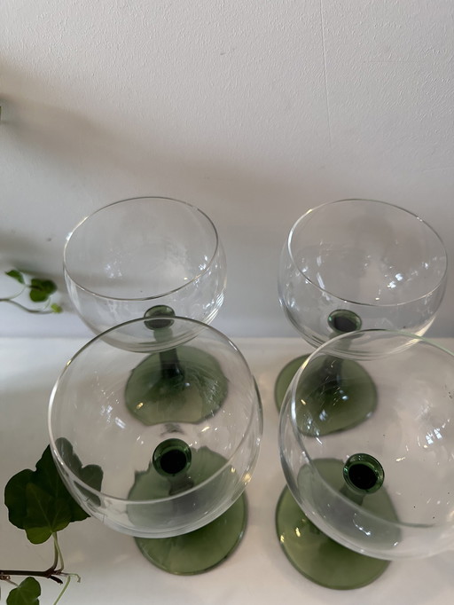 4 verres à vin 70s sur base verte