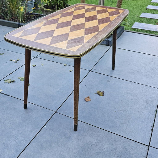 Table basse vintage avec motif en damier en laiton