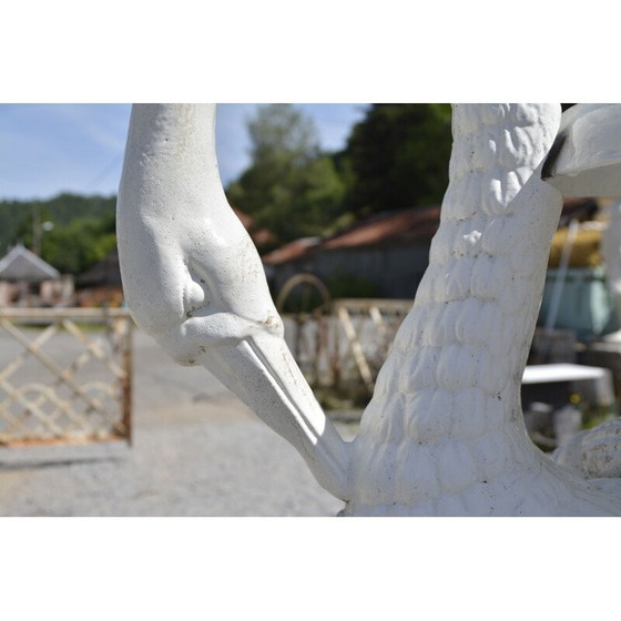 Image 1 of Jarre vintage avec têtes de cygnes