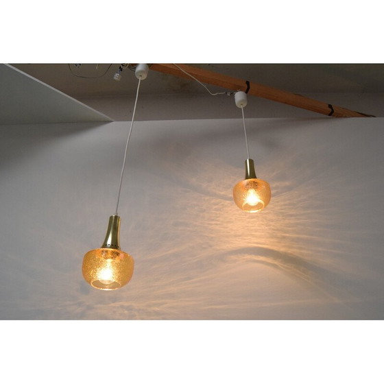 Image 1 of Paire de lampes suspendues en verre et laiton, Tchécoslovaquie 1960