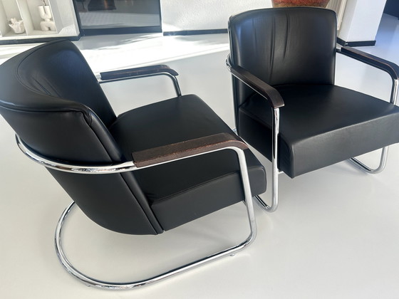 Image 1 of 2X Fauteuil Jan Des Bouvrie avec structure en chrome brillant. Accoudoirs rembourrés en Wenge. Design Jan Des Bouvrie.