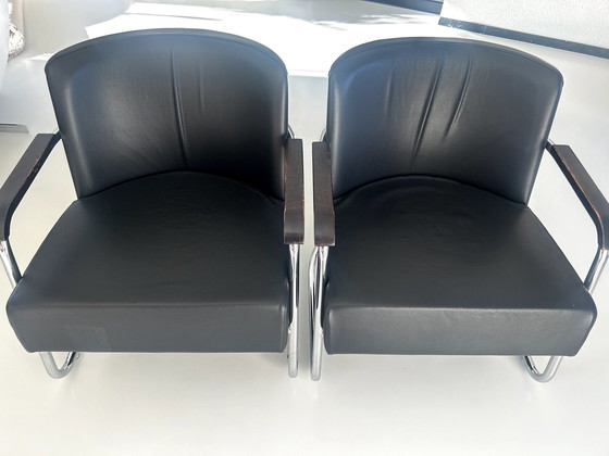 Image 1 of 2X Fauteuil Jan Des Bouvrie avec structure en chrome brillant. Accoudoirs rembourrés en Wenge. Design Jan Des Bouvrie.