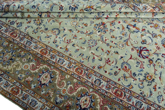 Image 1 of Tapis Keshan noué à la main 400 x 295 cm - Tapis persan avec signature en vert pistache