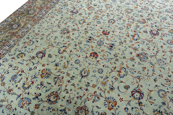 Image 1 of Tapis Keshan noué à la main 400 x 295 cm - Tapis persan avec signature en vert pistache