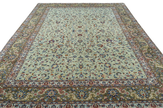 Image 1 of Tapis Keshan noué à la main 400 x 295 cm - Tapis persan avec signature en vert pistache