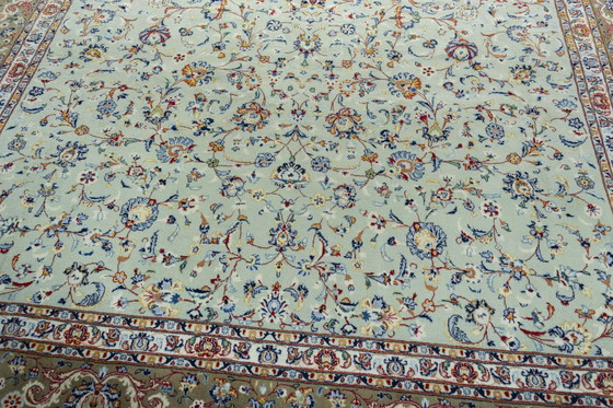 Image 1 of Tapis Keshan noué à la main 400 x 295 cm - Tapis persan avec signature en vert pistache