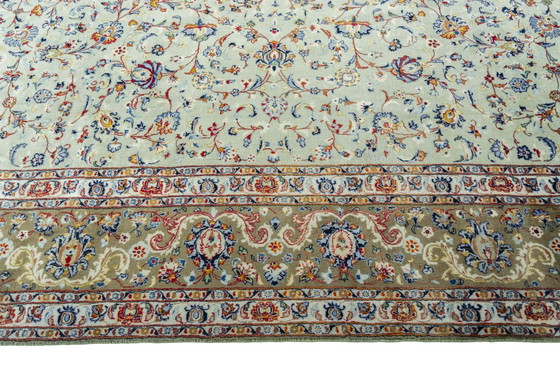 Image 1 of Tapis Keshan noué à la main 400 x 295 cm - Tapis persan avec signature en vert pistache