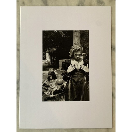 Photogravure vintage "Père Lachaise, Tombeau de Talma, Paris" par Helmut Newton