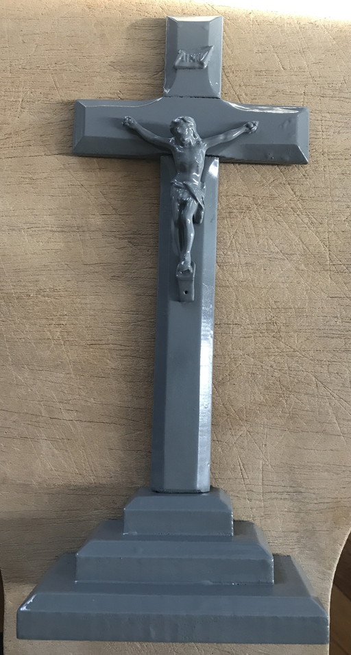 Crucifix Monochrome Sur Socle