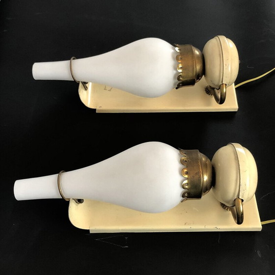 Image 1 of Paire d'appliques vintage en laiton laqué et verre opalin Italie années 1950