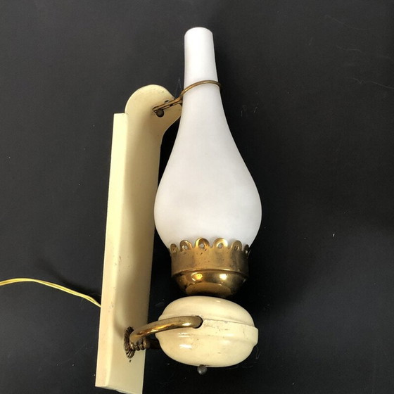 Image 1 of Paire d'appliques vintage en laiton laqué et verre opalin Italie années 1950