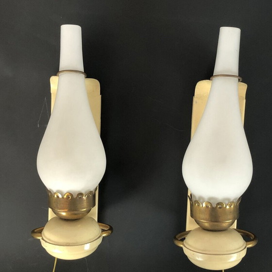 Image 1 of Paire d'appliques vintage en laiton laqué et verre opalin Italie années 1950