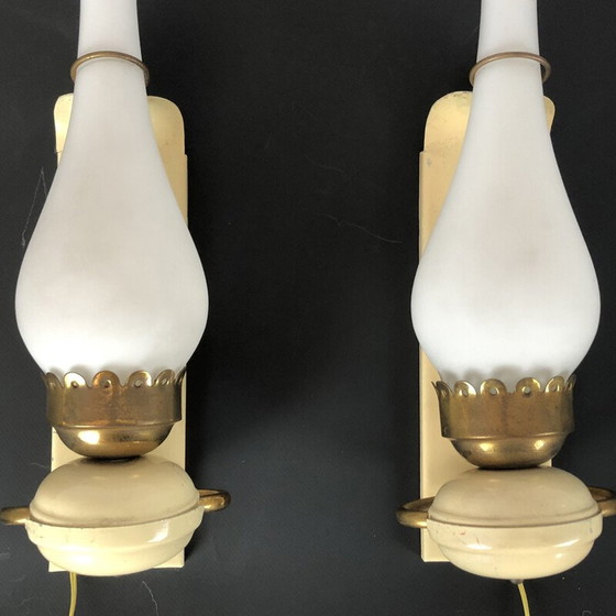Image 1 of Paire d'appliques vintage en laiton laqué et verre opalin Italie années 1950