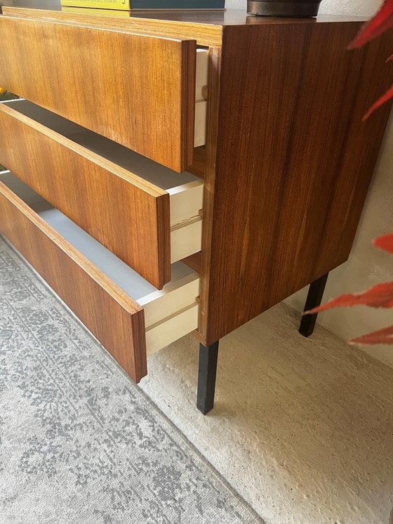 Image 1 of Commode 3 tiroirs 70s Placage sur pieds métalliques