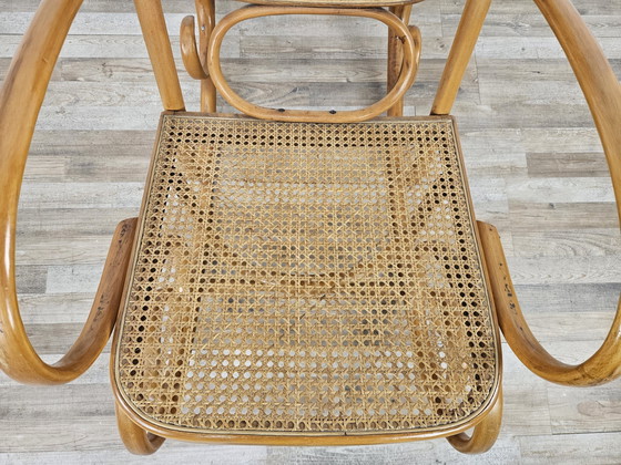 Image 1 of Fauteuil à bascule viennois du 20e siècle en bois et paille de Vienne