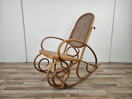 Image 1 of Fauteuil à bascule viennois du 20e siècle en bois et paille de Vienne