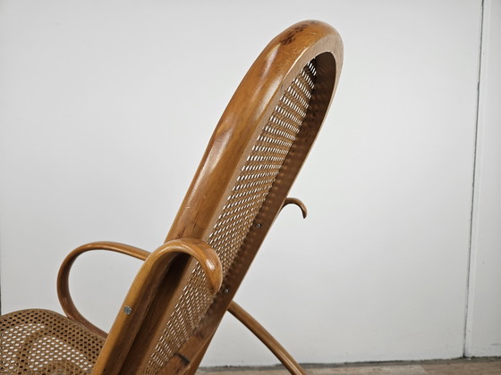 Image 1 of Fauteuil à bascule viennois du 20e siècle en bois et paille de Vienne