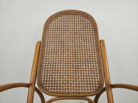 Image 1 of Fauteuil à bascule viennois du 20e siècle en bois et paille de Vienne