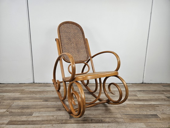 Image 1 of Fauteuil à bascule viennois du 20e siècle en bois et paille de Vienne