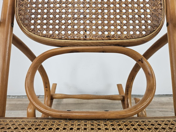 Image 1 of Fauteuil à bascule viennois du 20e siècle en bois et paille de Vienne