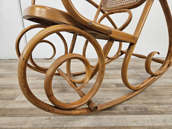Image 1 of Fauteuil à bascule viennois du 20e siècle en bois et paille de Vienne
