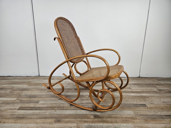 Image 1 of Fauteuil à bascule viennois du 20e siècle en bois et paille de Vienne