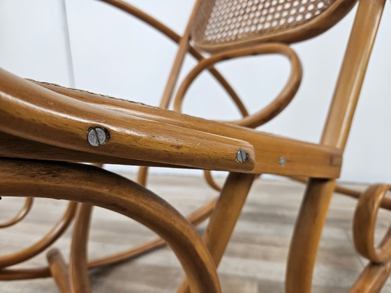 Image 1 of Fauteuil à bascule viennois du 20e siècle en bois et paille de Vienne