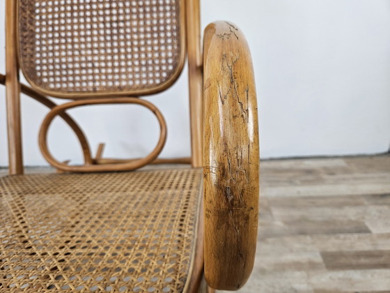 Image 1 of Fauteuil à bascule viennois du 20e siècle en bois et paille de Vienne