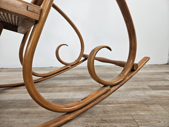 Image 1 of Fauteuil à bascule viennois du 20e siècle en bois et paille de Vienne