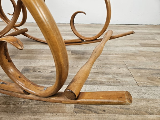 Image 1 of Fauteuil à bascule viennois du 20e siècle en bois et paille de Vienne