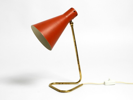 Image 1 of Rare grande lampe de table en laiton Mid Century Modern avec abat-jour rouge brique