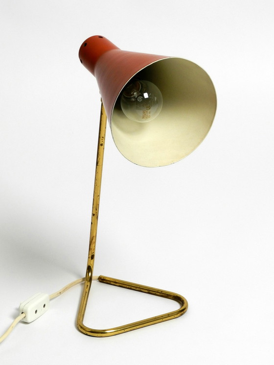 Image 1 of Rare grande lampe de table en laiton Mid Century Modern avec abat-jour rouge brique