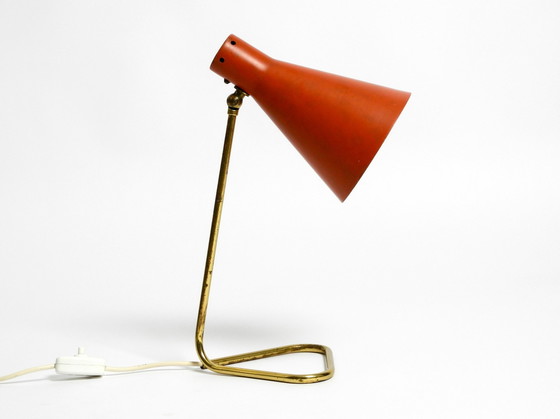 Image 1 of Rare grande lampe de table en laiton Mid Century Modern avec abat-jour rouge brique