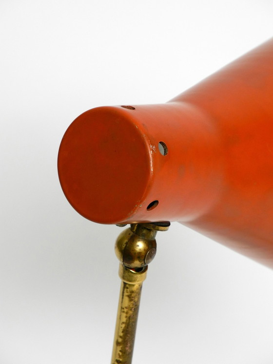 Image 1 of Rare grande lampe de table en laiton Mid Century Modern avec abat-jour rouge brique