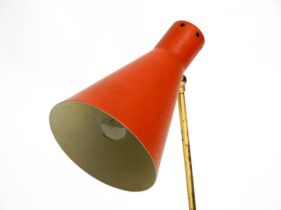 Image 1 of Rare grande lampe de table en laiton Mid Century Modern avec abat-jour rouge brique