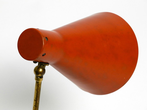 Image 1 of Rare grande lampe de table en laiton Mid Century Modern avec abat-jour rouge brique