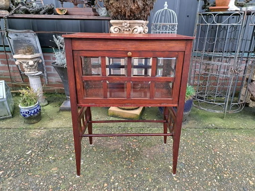 Ancienne table à thé classique, armoire à vin, bar à whisky avec 3 portes Dim. 56x34cm et 76cm de haut