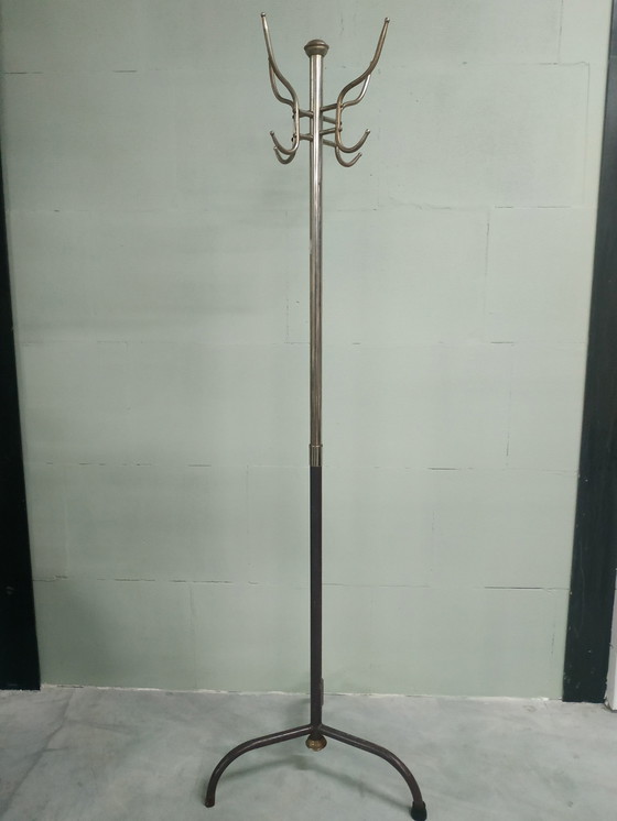 Image 1 of Porte-manteau vintage tripode industriel en métal chromé