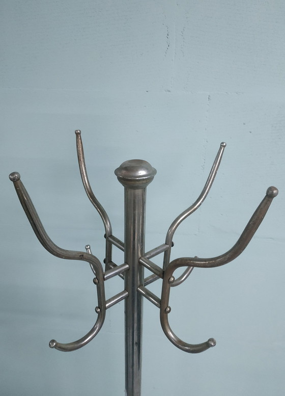 Image 1 of Porte-manteau vintage tripode industriel en métal chromé