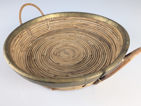 Image 1 of Panier de centre de table italien en rotin et laiton avec poignées, style Gabriella Crespi, 1970S