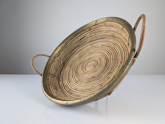 Image 1 of Panier de centre de table italien en rotin et laiton avec poignées, style Gabriella Crespi, 1970S