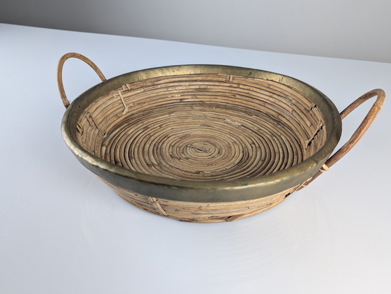 Image 1 of Panier de centre de table italien en rotin et laiton avec poignées, style Gabriella Crespi, 1970S